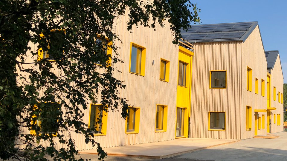 En gulbrun träbyggnad, förskolan i Gnarp.